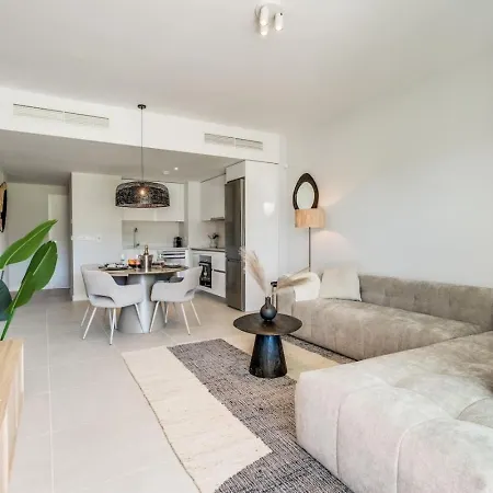 Aranya - Stylish 2br Apt. With Pool View Apartment