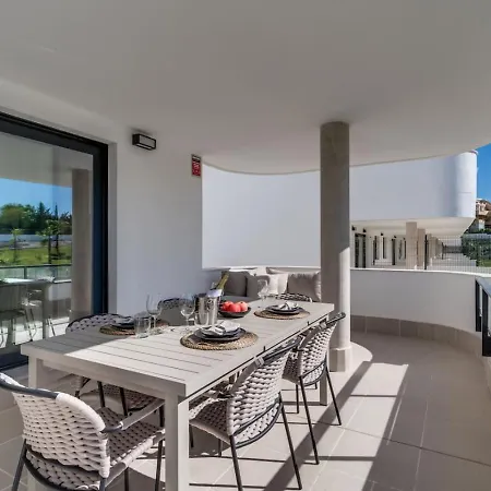 Apartment Aranya - Stylish 2br Apt. With Pool View